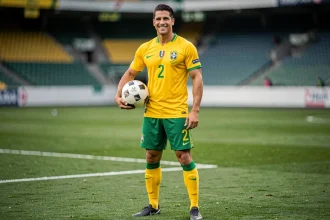 Joueur déguisé en sportif célèbre commençant par D, portant un maillot de football numéroté, sur un terrain de football avec un ballon sous le bras
