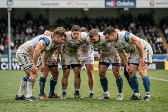 Joueurs de rugby en mêlée ouverte sur le terrain lors d'un match de Nationale 2 Poule 1