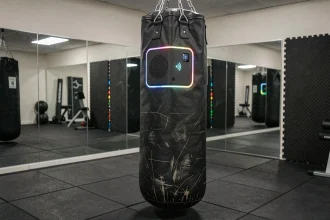 Machine à boxe musicale connectée avec écran tactile et haut-parleur intégré dans une salle de sport moderne